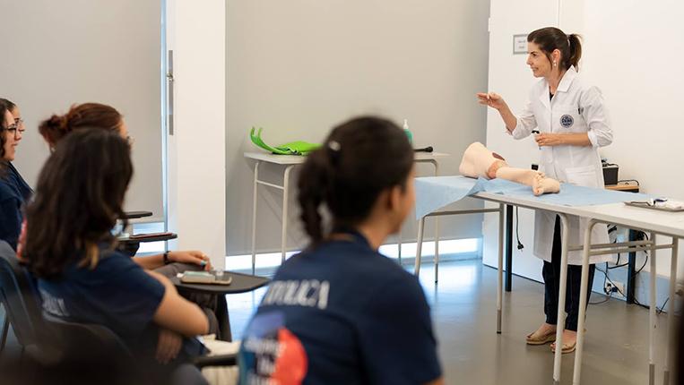 Estudantes do secundário exploram o Mundo da Enfermagem na Católica Porto Teen Academy